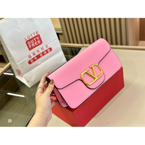 2023.11.10 200 comes with a foldable box size of 27.14cm Valentino New Product! Who can refuse Bling Bling bags, small dresses with various flowers in spring and summer~It's completely fine~