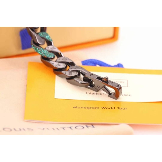 2023.07.11  Louis Vuitton Green Letter 20 Series Chain Bracelet This 2054 chain bracelet features rich details and is as stunning as the natural world that inspires this design. The brand logo includes a Monogram engraved pattern casually adorned on the c