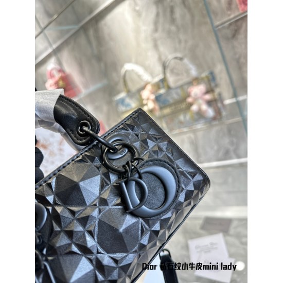 On October 7th, 2023, the original cowhide p285Dior is once again against the sky! Is the combination of diamond rattan pattern and minilady still struggling? I like the diamond surface, but only the horizontal version of D-Joylady? Now Dior perfectly com
