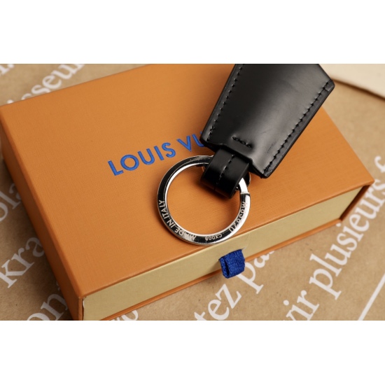 2023.07.11  original order ⭕ M6 20 ⭕ The CLOCHECLS key bag is inspired by the brand travel bag clochecls. This practical Keychain shows the essence of the famous exquisite leather craft. Lightweight yet atmospheric, featuring the iconic initials.