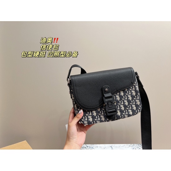 2023.10.07 P235 box matching ⚠ The overall size of the 23.16 Dior Messenger Bag is very sturdy, and the combination of aging and functional buckles is even younger. Adjustable shoulder straps, bag capacity for daily travel without any problems! The phone 