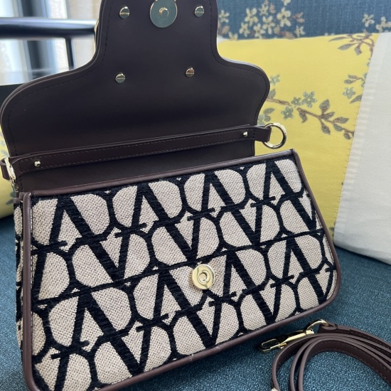 20240316 Original 810 Super 910 Model: 2626Garavani V Loc Series presents a visually impactful design with a 1970s style VLogo pattern. This Loc shoulder bag is adorned with VLogo hardware accessories and a engraved nameplate on the back pocket. It is det