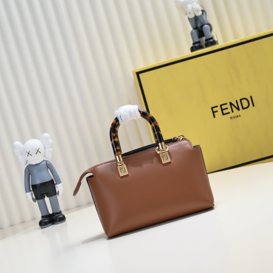 2024/03/07 700 pieces for Baiyun stall quality ❌ Refusing to compare ordinary goods, original Italian leather with its own fragrance, please recognize it ✅ The FEND1 brand new Mini ByThe Way mini handbag features a pure and minimalist ByTheWav silhouette 