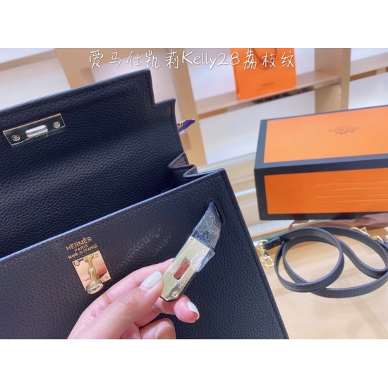 On October 29, 2023, the P200 comes with a box and Hermes Kelly's 280000 year old classic Kelly hands. There's no need to introduce this one anymore! Stamped logo with shoulder strap and pony scarf 28cm