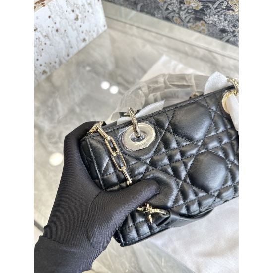 On October 7, 2023, the original version of P290 sheepskin had a heart attack at a glance. 22 New Dior Horizontal Edition Princess Bag The taro color really catches your eye. 22. The new Dior horizontal version of the Daifei back can also be worn without 