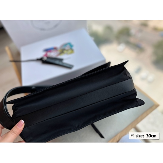 On June 6, 2023, 265 comes with a folding box Prad messenger bag with a super capacity for both men and women. The size is in one word: length 30x height 21.5x bottom 12cm