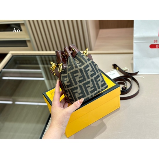 2023.10.26 185 box size: 13 * 18cm Fendi cute! The Fendi Old Flower Bucket Bag is cute, warm, and has a great touch!