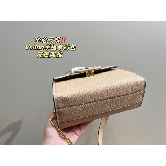 2023.11.10 P215 ⚠ Size 21.16 Valentino Vsling Handheld Shoulder Bag exudes a sense of sophistication. This looks very versatile on the body, and there's no pressure on the back. No girl can refuse such a beautiful bag