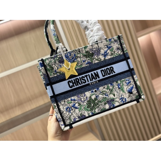 On October 7, 2023, 300 290 280 comes with a foldable box, scarves, Dior, original fabric jacquard, Dior book tote. My favorite shopping bag tote of the year, which I have used the most, is Baodio. Because of its huge capacity, everything is placed inside