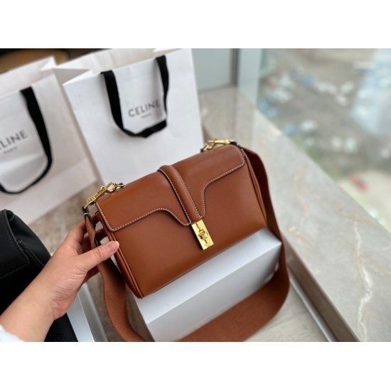 March 30, 2023, 230 box size: 24 * 16.5cm, the latest cell * soft tee is simple, cool and aging, paired with cowhide material and wide shoulder straps