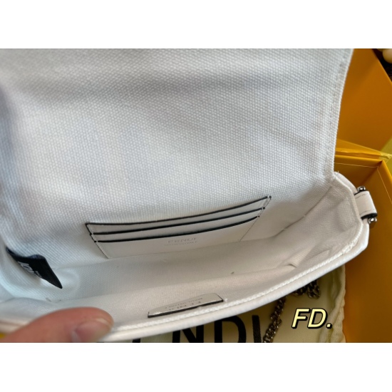 2023.10.26 P220 (Folding Box) size: 1912FENDI Fendi black and white series mini stick bag made of white canvas material, decorated with black FF raised pattern embroidery, embellished with white leather~portable: crossbody, can be installed and looks good