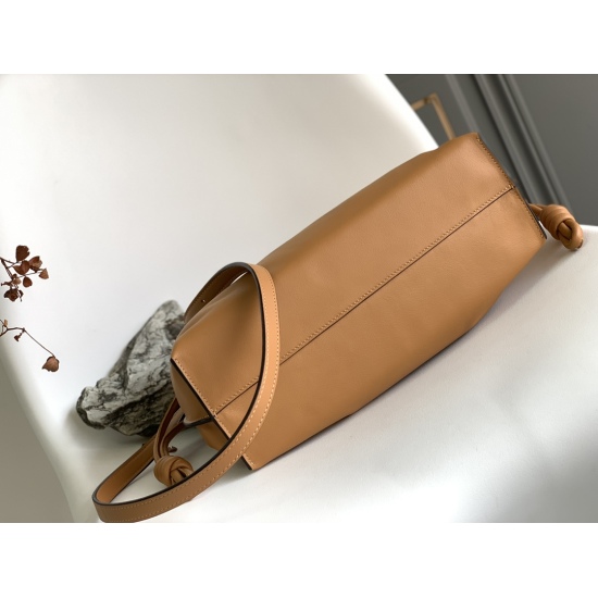 20240325 P920 L ⊚℮℮ Flamenco Upgraded Lucky Bag Series arrives with drawstring tightening and iconic winding knots. High quality and soft calf leather shoulder and back crossbody or handle * Detachable and adjustable shoulder strap * Simple magnetic buckl