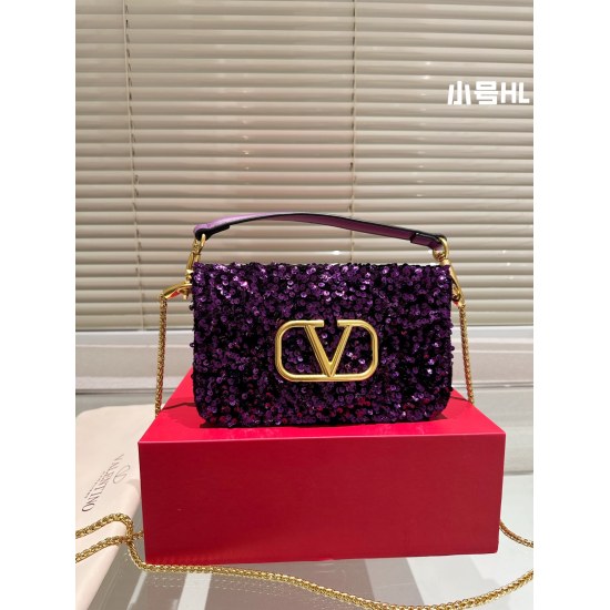 2023.11.10 P215 130 box matching ⚠️ The size of the 27cm 20cm Valentino sequin bag has a stunning effect on the upper body. It is high-end yet not rigid, and the beauty is all in it. When attending a banquet or evening party, it is important to choose Shi