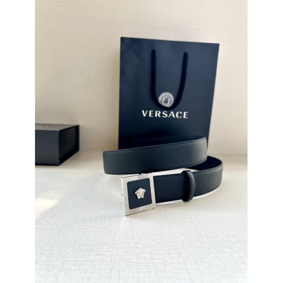 Width 4.0cm VERSACE (Versace) This soft belt embellished 3D Medusa belt buckle can be paired with formal or casual denim.