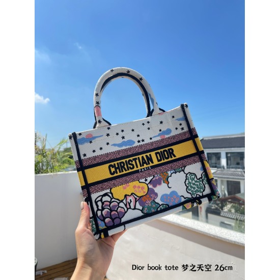 On October 7, 2023, P245 is a top tier original order with a small size of 26cm, full of artistic atmosphere. O Dior Tote Dream Sky Collection DIOR CIEL DE REVE Dream Sky # 22Fall, a new autumn style with dreamy multi-color pattern embroidery. Inspired by