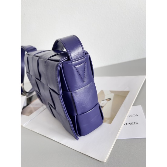 20240328 Original Order 910 Super 1030- The new Cassette is truly unisex. The leather surface has been changed from lamb to oil wax calf leather, with a glossy finish. The shoulder straps are paired with classic triangular elements, exquisite and fashiona