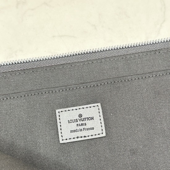 2023.09.27 64032 POCHETTE JOUR Handbag This handbag is made of exquisite canvas, making it fashionable for modern men to carry documents and daily necessities. 33 x 24 cm (length x height) - Outer layer of Damier Graphite canvas fabric - Fabric lining - S