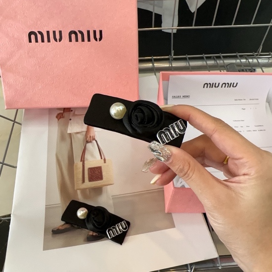 220240401 P 55 ⭐ Star quality ⭐ A pair of stunning miumiu rose edge clips! Little sister becomes a beauty artifact! Absolutely worth buying