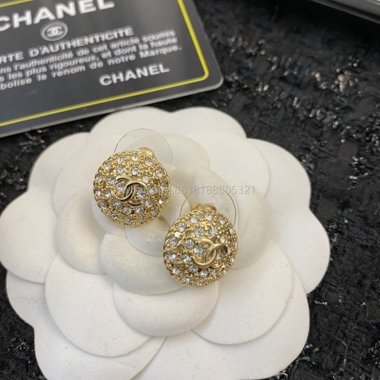 On July 23, 2023, Xiangjia Earrings became a hot selling item on the market ❣ Synchronous counter ‼ Exclusive high-end quality live photos ‼ Exquisite workmanship, perfect and flawless purchasing level ‼ Heavy Industry Electroplating Handmade Diamond Inla