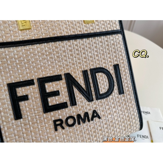 2023.10.26 P215 (no box) size: 2524FENDI New Lacquer Handheld Tote Bag Weaving Process ➕ Leather stitching, full of vacation experience ⛱️ The scent of it! Paired with wide shoulder straps, the stylish appearance that can be carried or slung is the first 