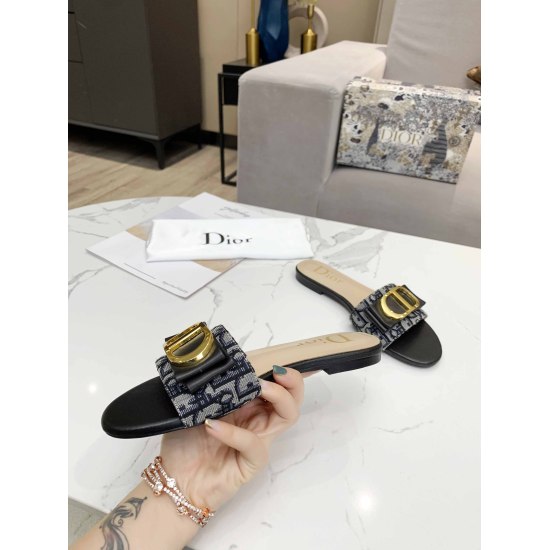 20240414 P180, Dijia's latest model is on the market. Wearing feet is very comfortable, and it is a luxury item loved by famous celebrities. Original hardware buckle mold production. The fabric is made of high-end calf leather with butterfly flowers, pair