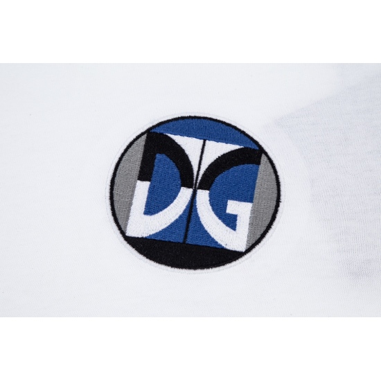 2023.07.18: DG/Dolce&Gabbana letter embroidery contrast logo logo is refined and upgraded. Inspired by the 1980s vintage printing original fabric, the official same customized 240 gram cylinder dyed fabric feels very comfortable. The latest brick cabinet 