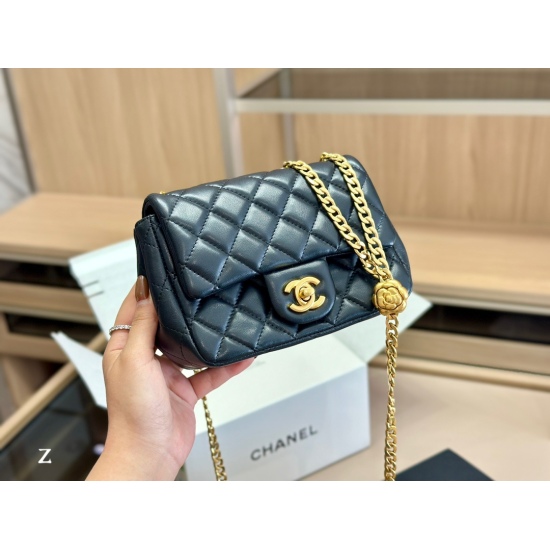 On October 13, 2023, 230 comes with a folding box and an airplane box size of 17.13cm. The upgraded version of Fangpanzi is shipped with Chanel sheepskin camellia, which feels soft and sticky to the touch