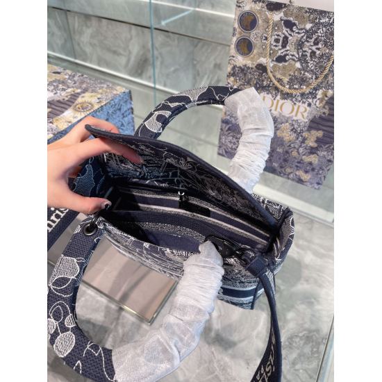 On October 7th, 2023, Dior Princess Embroidery Bag was originally a top-level p360DiorLady Life constellation embroidery limited edition bag. In Venice, Macau, a 2022 new Lady life milky white Dior constellation embroidery bag was introduced, which can cu