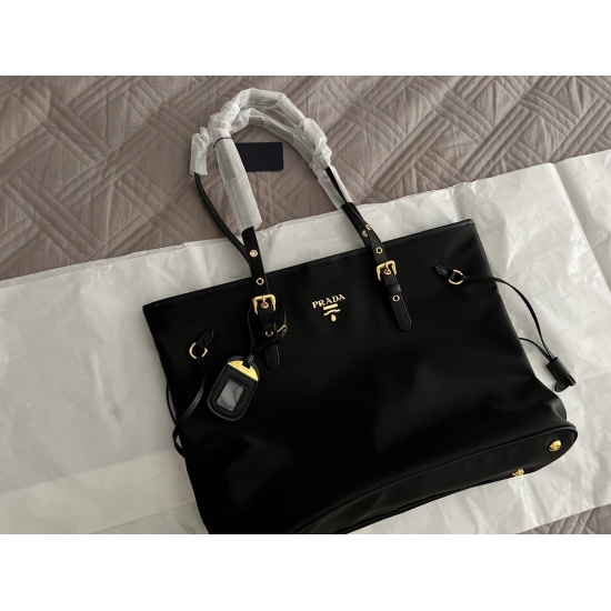 2023.11.06 195 Boxless Size: 36 * 32cmcm Prada Classic Shopping Bag:! Big and convenient enough! As an entry-level prada shopping bag, it is indeed a practical and durable model, lightweight, comfortable and practical!