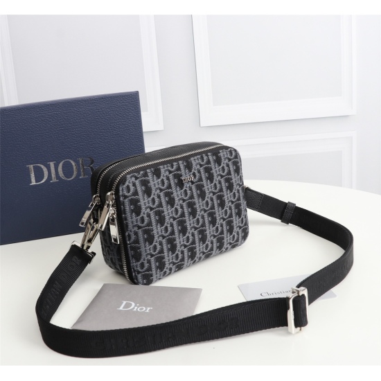 20231126 490 Counter Authentic Available [Top Quality Original] Dior Dior Men's OBLIQUE Pattern Handbag/Crossbody Bag [Comes with Counter Authentic Box] Model: 2OBBC119YSE (Blue Jacquard) Size: 17 * 12.5 * 6cm Physical Photo, Same as the product in the pi