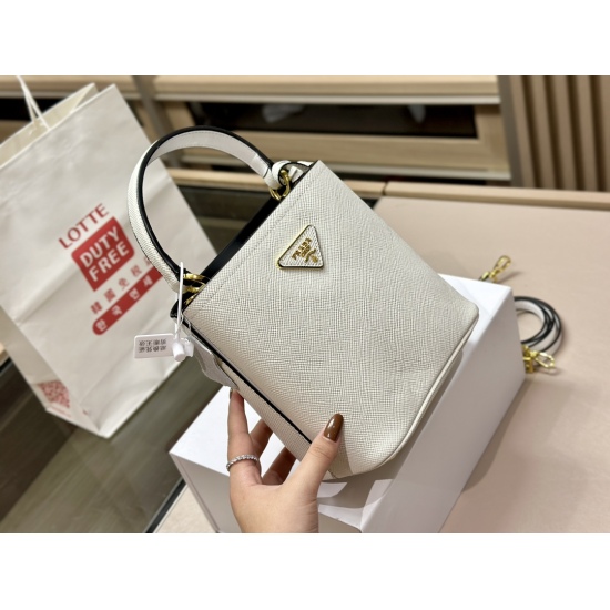 2023.11.06 270 with folding box cowhide size: 18 * 18cm PRADA Prada bucket bag! I love bucket bags!! The highest daily utilization rate! A bag that is suitable for both leisure and work ⚠️ Original cowhide! Original hardware!