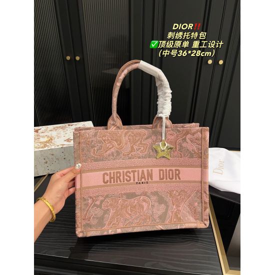 2023.10.07 Large P300 ⚠️ Size 42.34 Medium P290 ⚠️ Size 37.27 Dior Embroidered Tote Bag ✅ Top grade original matching inner liner star pendant, classic atmosphere without losing personality, easy to handle with any combination, it is a must-have item for 