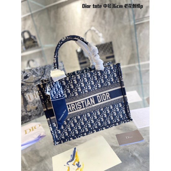 On October 7, 2023, the p275 new mid size pDior Book Tote is an original work signed by Christian Dior Art Director Maria Grazia Chiuri and has now become a classic of the brand. This small style is designed specifically to accommodate all your daily nece