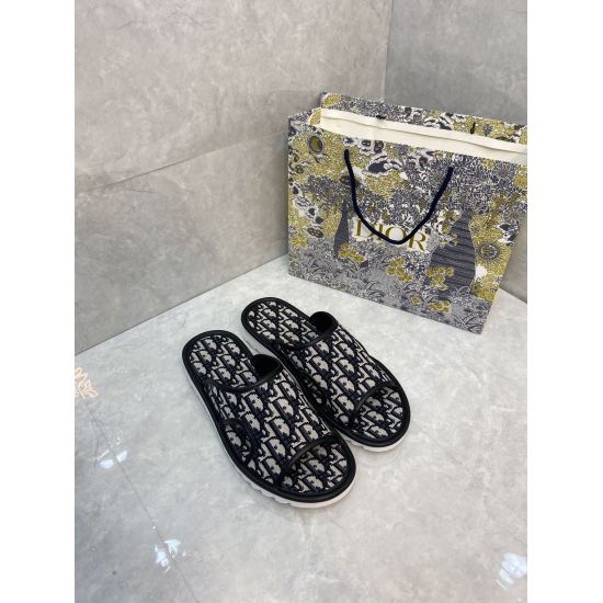 20240403 P210 DIOR ALIAS New Sandals Slippers Dior Alias Sandals is a new product for the summer of 2023, a leisurely and exquisite piece of work. This style is made of beige and black Dior Oblique jacquard, showcasing classic design elements. This sandal