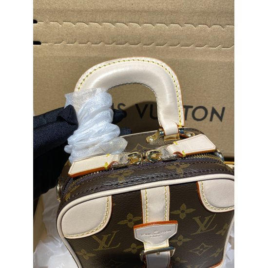 On March 3, 2023, the top tier original p365 followed LV to travel, showcasing the Mini Luggage BB handbag. This Mini Luggage BB handbag was unveiled in the 2019 autumn and winter series, and was also designed by the most beloved Louis Vuitton creative di