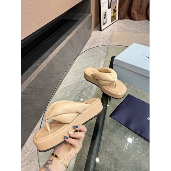 2023.07.07 Prada bread sandals top new 2023 Muller shoes are particularly convenient to wear, full of love ❤️  You don't need to bend down or tie your shoelaces when going out to change shoes. You can wear them in spring, summer, and autumn. This pair of 