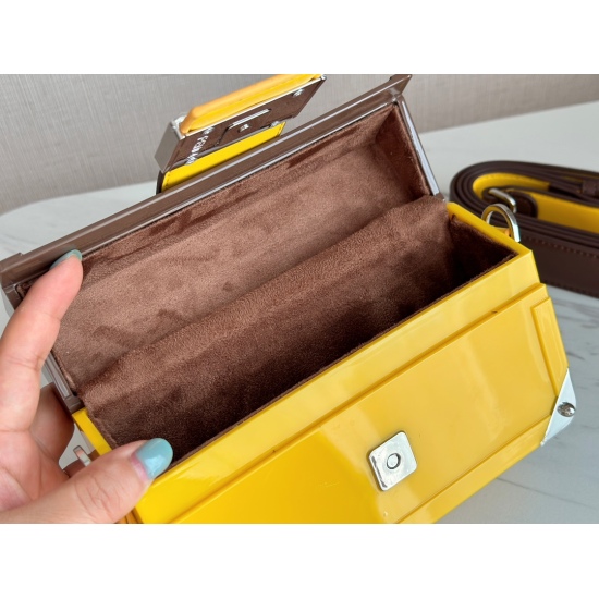 2023.10.26 320 box size: 19 * 12cm Fendi small box yellow ✔ The beauty of this small box is too high! That's too cute! I really like this kind of gentleness and fall at a glance!