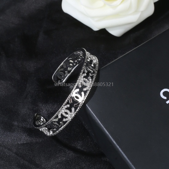 On July 23, 2023, Xiaoxiang Chanel's new crystal bracelet was purchased on behalf of a one-to-one quality Chanel goose series classic cc logo style, high-end and versatile, and a sense of luxury was in stock