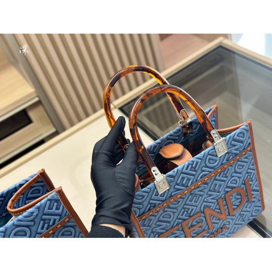 2023.10.26 240 245size: 23.23cm 36.29cm Fendi peekabo Shopping Bag: Classic tote design! But the biggest feature of this one is: portable: crossbody!