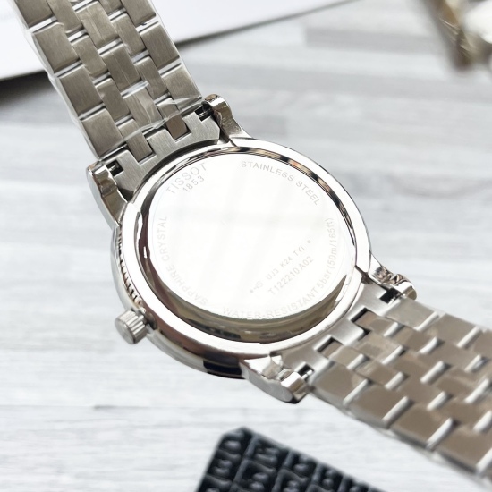 20240408 White 240 Rose Gold 260 Steel ➕ 10 diamonds ➕ 20 TISSOT's official new product, the Carson Zhen series pearl shell inlaid diamond couple watch, showcases the spring charm on the wrist. The clean color scheme exudes a touch of harmony, and the uni