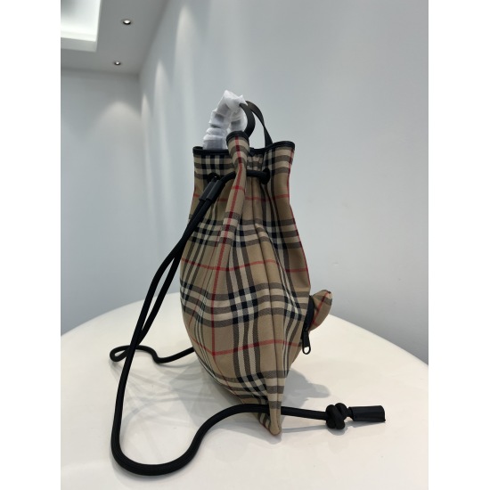 On March 9, 2024, P950, a Burberry Burberry 22 year old brand new checkered cotton teddy bear backpack, produced in Dongguan. The body of the backpack is made of original checkered cotton material, which is very light on the upper body. The backpack is si