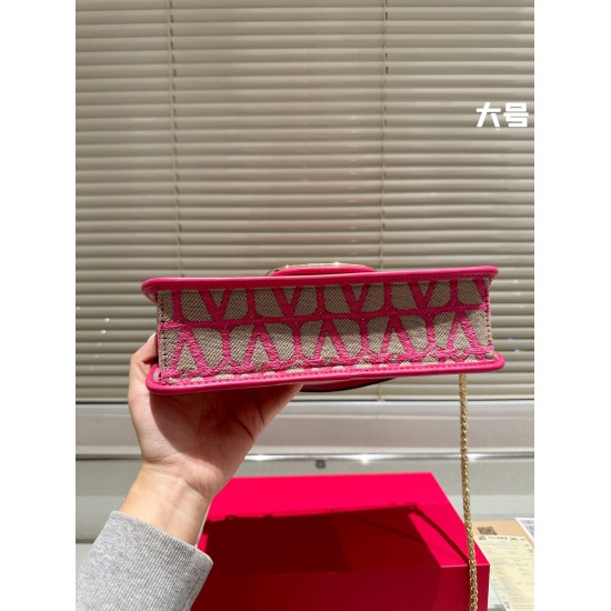 2023.11. 10 large P215 folding box ⚠ Size 27.12 Small P205 Folding Box ⚠ Size 20.10 Valentino Loco Chain Bag, with a stunning texture. The upper body is really beautiful, ma'am. It's too textured. Don't be too absorbent during daily shopping