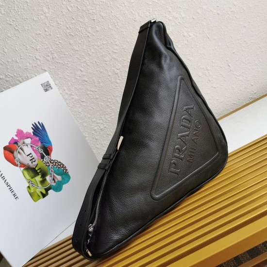 On March 12, 2024, the original 1050 special grade 1180 full leather triangle bag 2VY007 is here to catch the attention of internet celebrities. This multifunctional triangular leather crossbody bag is equipped with adjustable shoulder straps, making it e