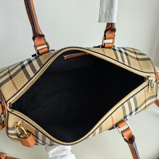 2024.03.09p600 Burberry stand up design, decorated with Bur plaid, paired with leather wrapped padlocks and luggage tags. Size: 30 x 15 x 21cm