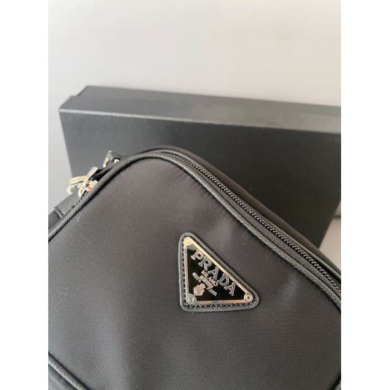 2023.11.06 P185 Prada Triangle Hobo Three in One Men's Camera Bag Nylon Fabric Shoulder Bag Casual Versatile Crossbody Bag features exquisite inlay craftsmanship, classic and versatile physical photography, original factory fabric delivery, small ticket d
