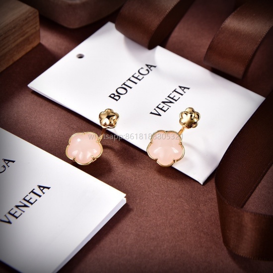 2023.07.23 BOTTEGA VENENTA's new BV floral earrings have a unique design and personality that completely subverts your impression of traditional earrings, making them charming and eye-catching
