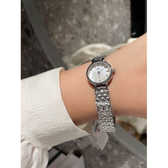 20240408 White 320. Jinmei 340 Skin Steel Same Price 2023 Exclusive New Edition! The Tissot Little Cute Series Quartz Women's Watch is a dazzling collection of watches, showcasing luxury with a small and gorgeous feminine circular case. The strap can be w