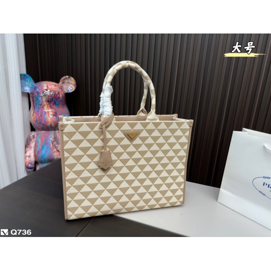 On June 6, 2023, the 185 large Prada Symbol series embroidered fabric Tote has been called by many celebrities with highly recognizable triangular plaid patterns. The embroidery weaving method gives the geometric patterns a three-dimensional effect to the