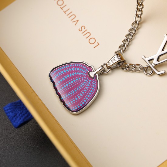2023.07.11  YK PUMPKIN necklace special counter price 5,8 Louis Vuitton and Yayoi Kusama launched the cooperation series again. The LV x YK Pumkin metal necklace features pumpkin shaped decorations and LV letters hanging on adjustable chains, echoing the 