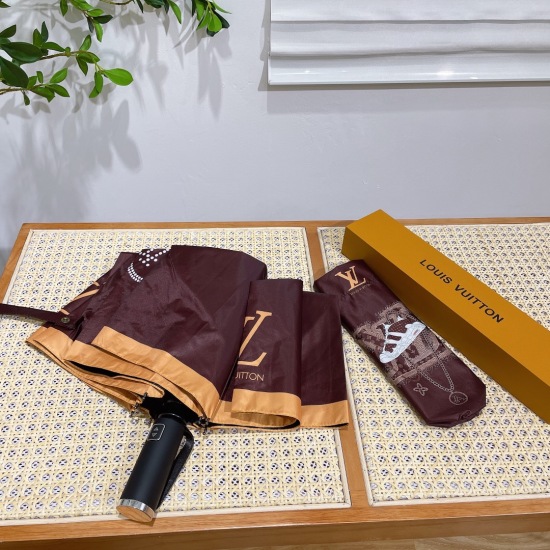 2023.06.30, Louis Vuitton The new fully automatic folding umbrella in the summer counter is popular and fashionable. The product is processed with nanotechnology and has a strong water repellent effect. The luxurious LV logo stands on the umbrella surf
